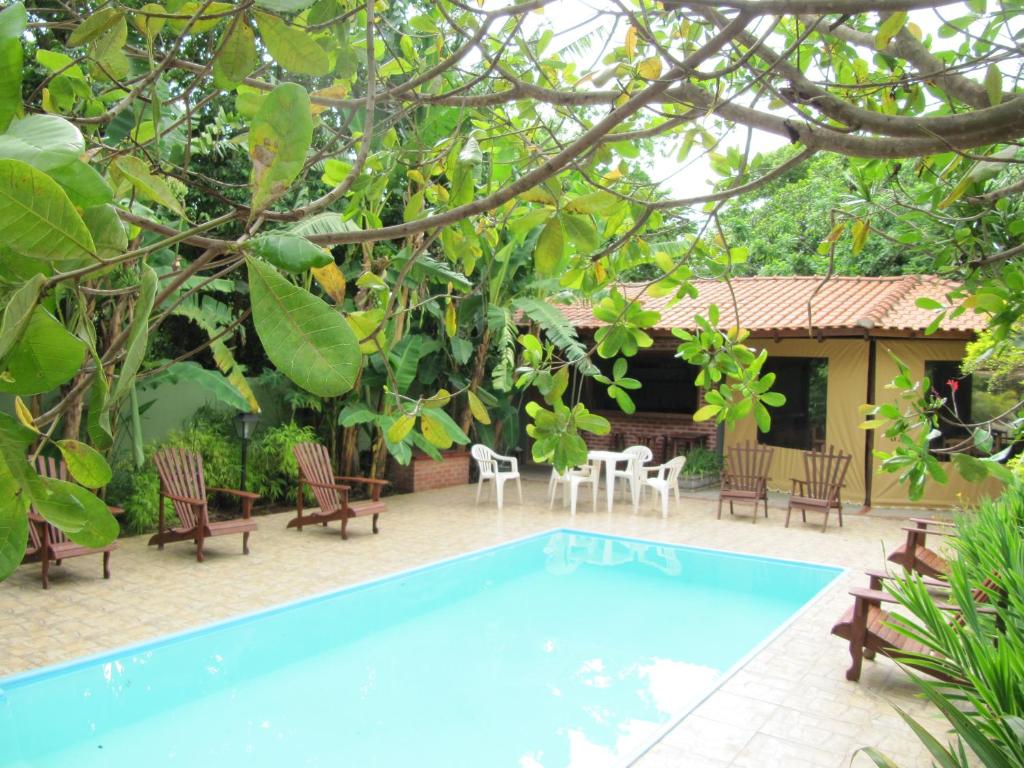 博尼图韦德别墅生态旅馆的一个带椅子的庭院和房子的游泳池