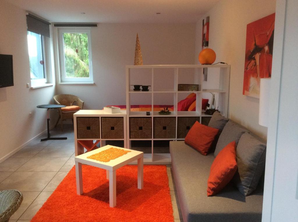 BerbourgVakantieverblijf Luxemburg的客厅配有沙发和桌子