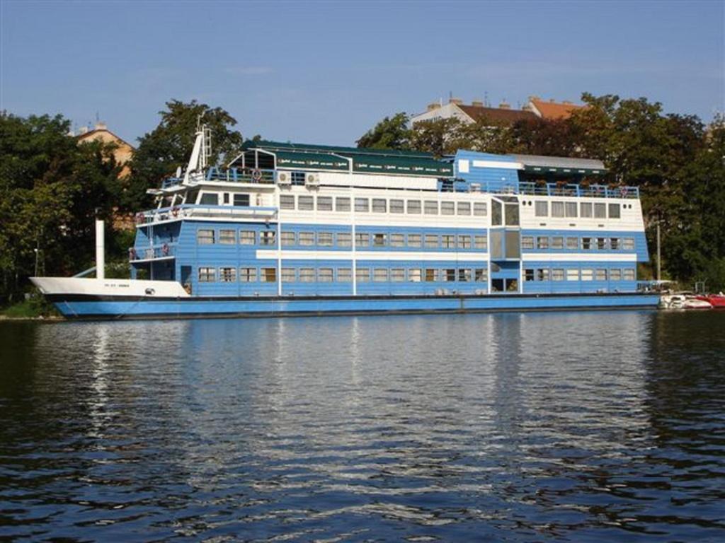 布拉格沃德尼克船屋酒店的一条蓝色和白色的大船