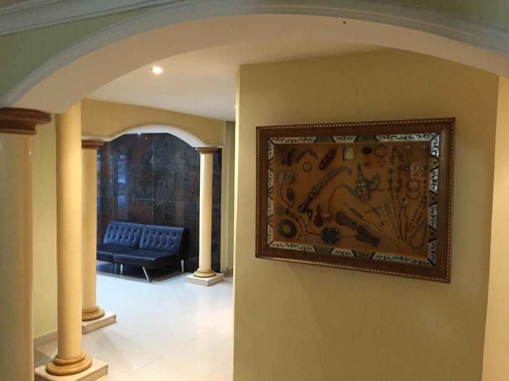 努瓦迪布萨赫勒酒店的一张沙发房间的墙上画