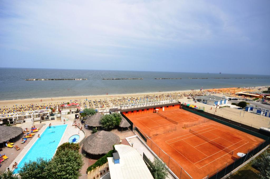丽都阿德里亚诺Grand Hotel Azzurra Club的海滩上网球场的顶部景色