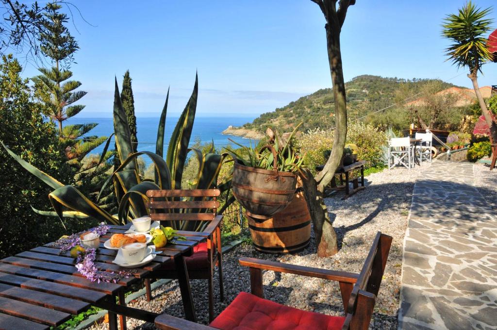 博纳索拉贝尔韦德瑞别墅酒店 的一张桌子和椅子,享有海景