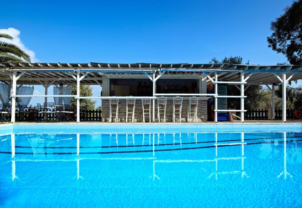马拉松坎博斯Hotel Ledra的一座带椅子的大型游泳池和一座建筑