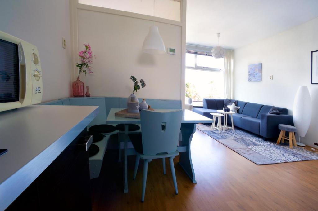 赞德沃特戴珀尔公寓的厨房配有桌椅和沙发。