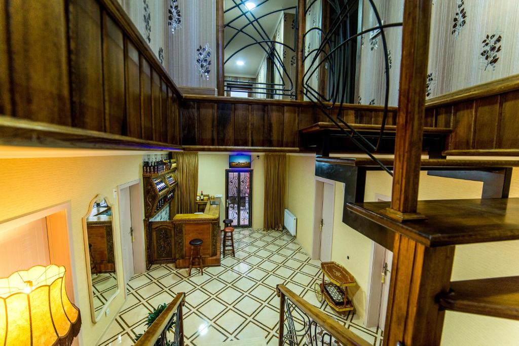泰拉维HOTEL GUGLUX &WINE CELLAR的大型客房的上方景色,设有楼梯