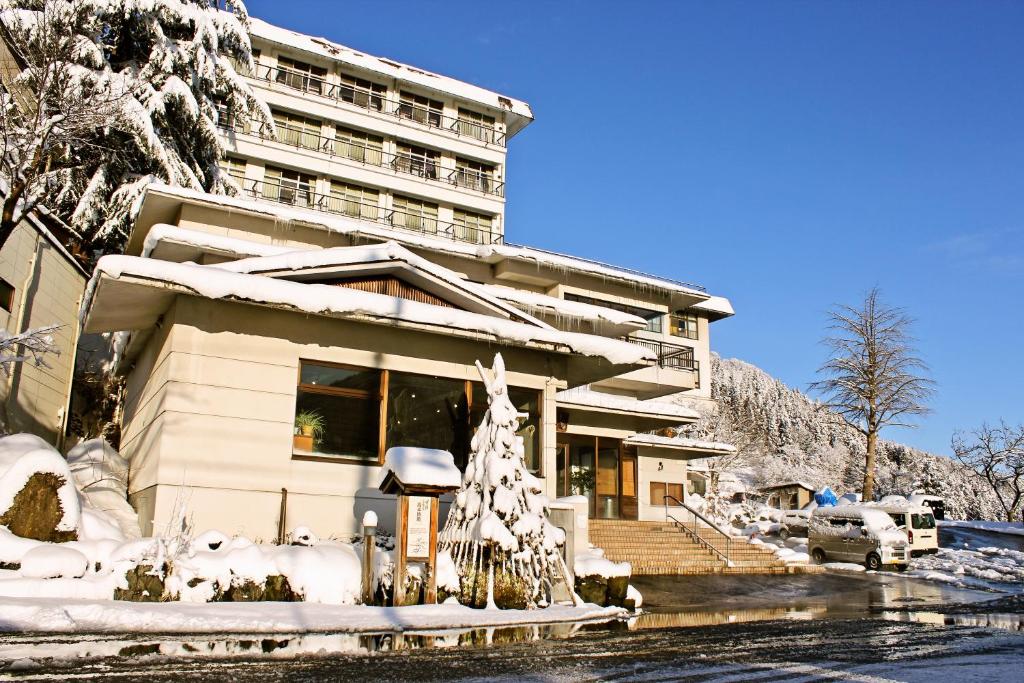 汤泽町高半旅馆的一座被雪覆盖的建筑