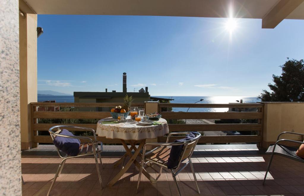 阿尔盖罗Elena House的海景阳台上的桌子