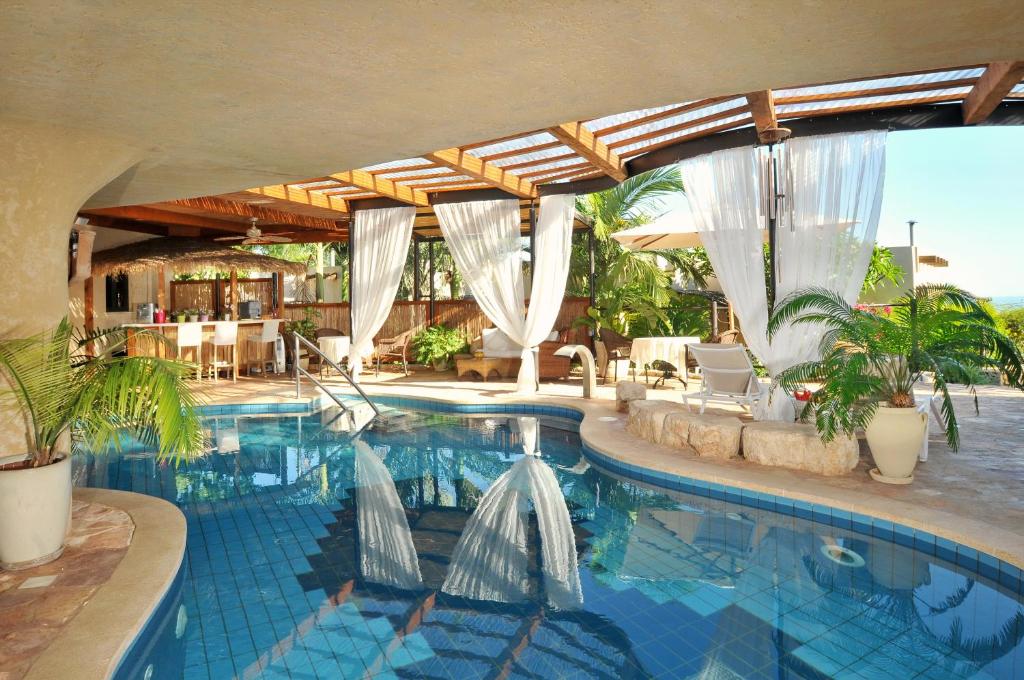 哈德内斯西那恩Spa精品酒店的度假村的游泳池,带白色窗帘