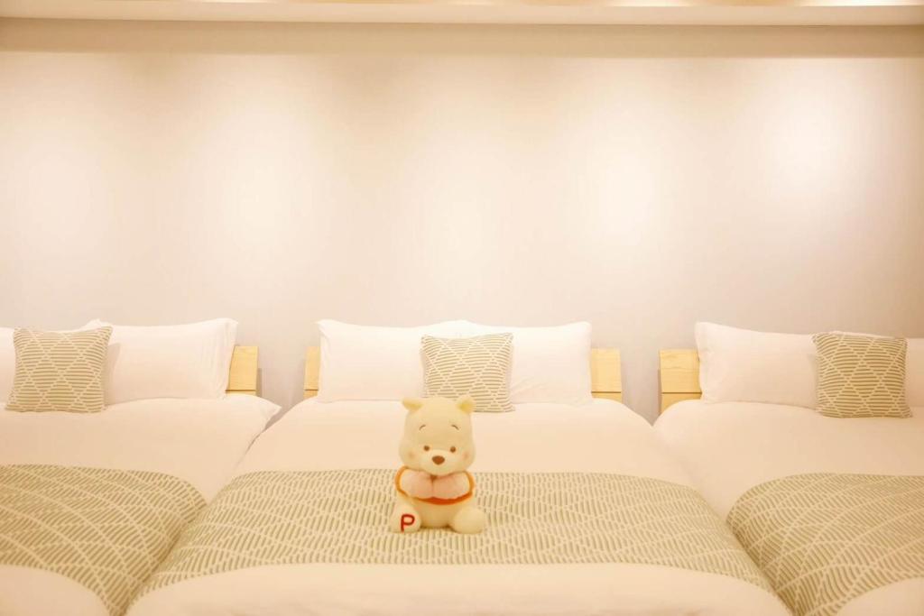 东京森下小屋的两张床,中间摆放着泰迪熊