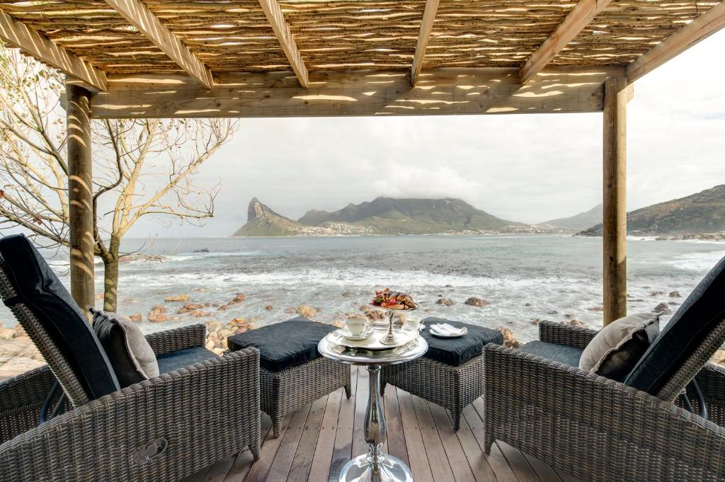 豪特湾大西洋亭茨瓦罗酒店的一个带椅子和桌子的海景庭院