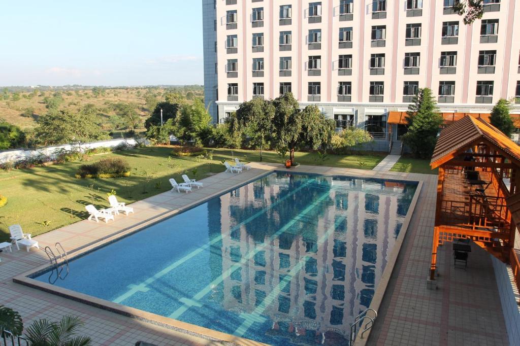 利隆圭索高雅金孔雀酒店的大楼前游泳池的顶部景色