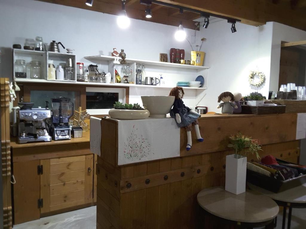 庆州耶陶尔韩屋旅馆的厨房里两个圆娃坐在柜台上
