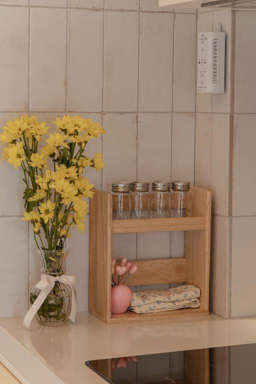 首尔Sabrina at Hanok的花瓶,架子,花瓶,架子