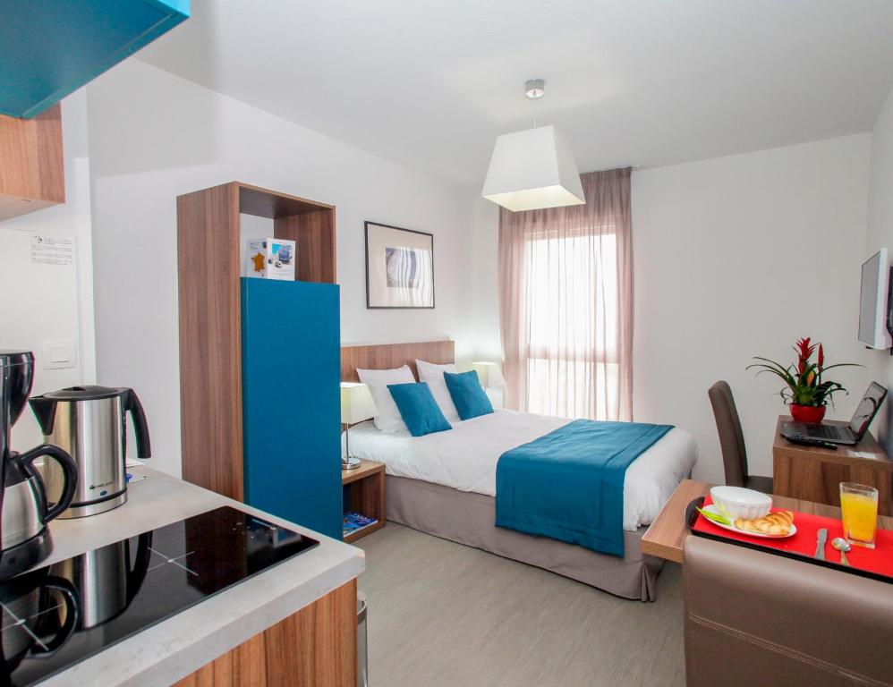 奥尔良奥尔良市圣约翰奥德利公寓式酒店的酒店客房带一张床和一个厨房