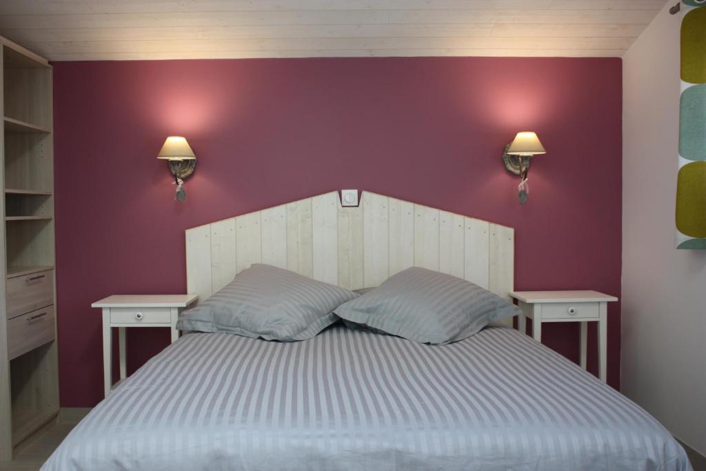 桑吉内Les Arums de Sanguinet的卧室配有白色床和紫色墙壁