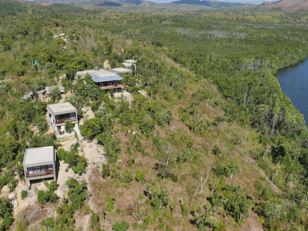 科隆河上人家旅馆的近水山丘上房屋的空中景观