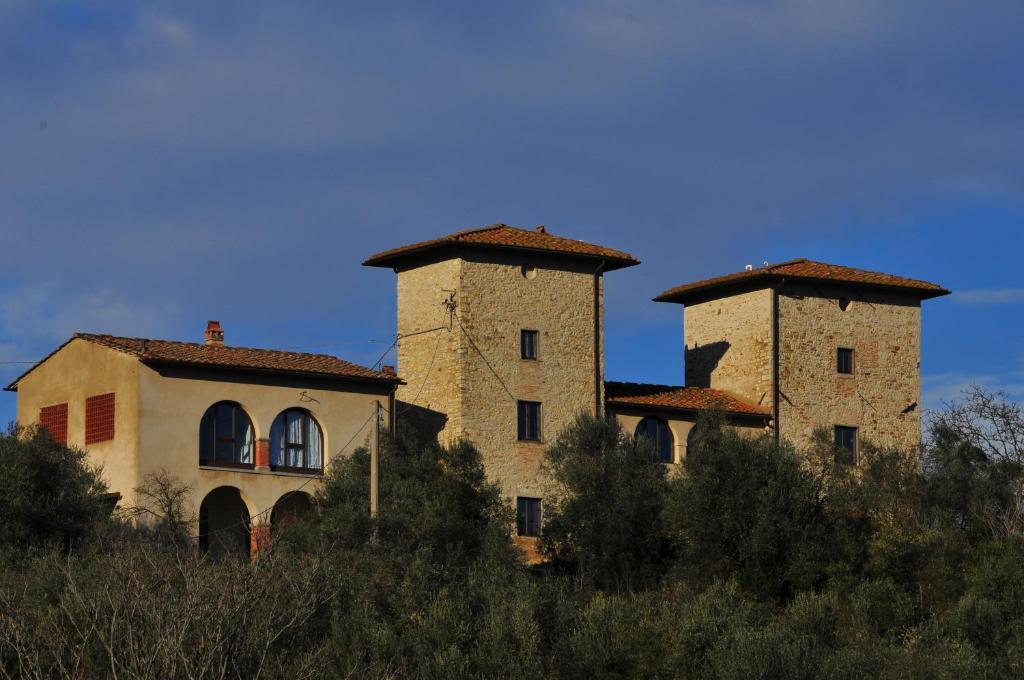 菲耶索莱托里迪佛罗伦萨住宿加早餐旅馆的两座石屋,位于山顶