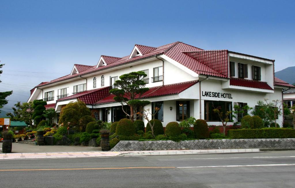 富士河口湖河口湖湖畔日式旅馆的街道上白色的建筑,有红色的屋顶
