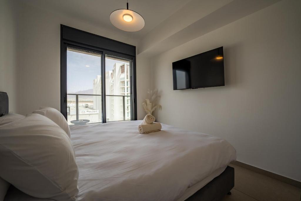 埃拉特Valencia Apartment - By Harim的一间卧室，里面有一张大床，床上有一只泰迪熊