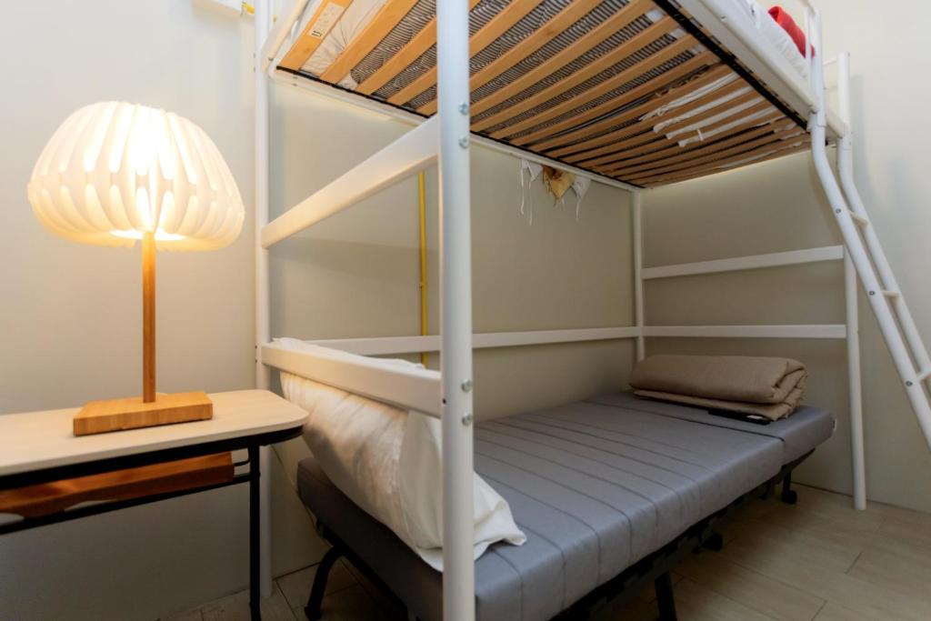 Nomad Plus Life Hostel Pattaya客房内的一张或多张床位