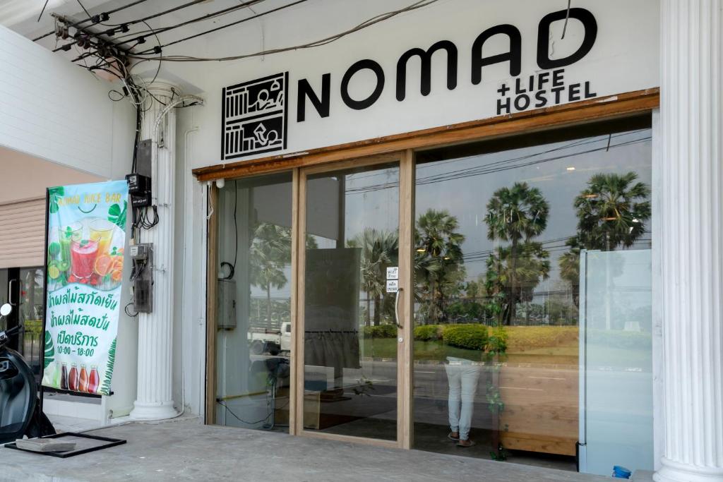 Nomad Plus Life Hostel Pattaya的证书、奖牌、标识或其他文件