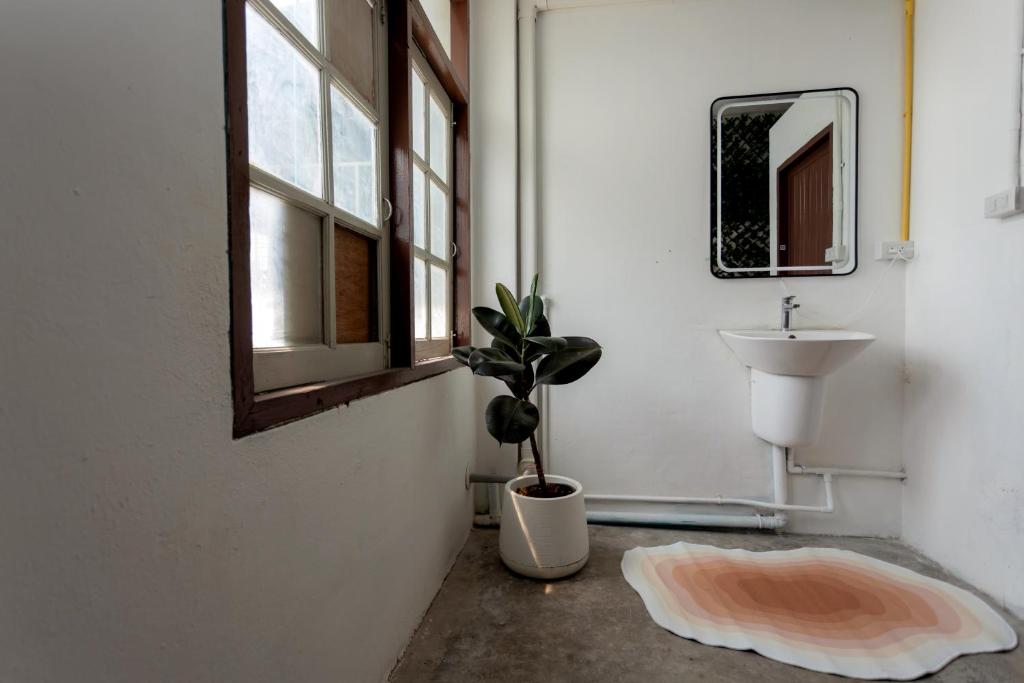 Nomad Plus Life Hostel Pattaya的一间浴室