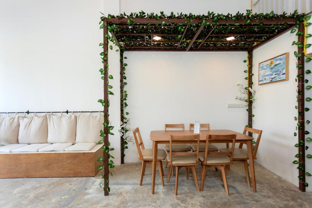 Nomad Plus Life Hostel Pattaya的休息区