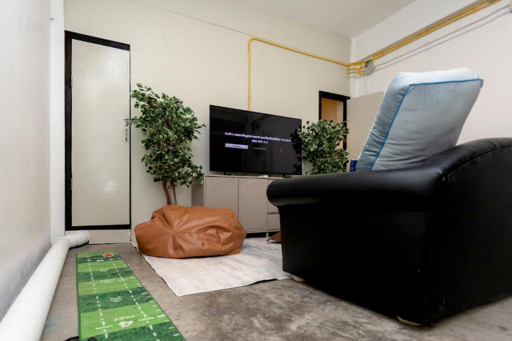 Nomad Plus Life Hostel Pattaya的电视和&#47;或娱乐中心