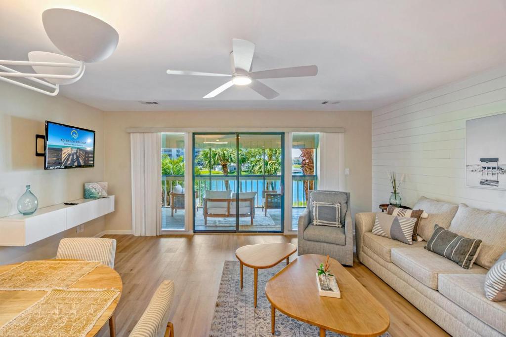 德斯坦Seascape Boardwalk Villa 277的带沙发和桌子的客厅