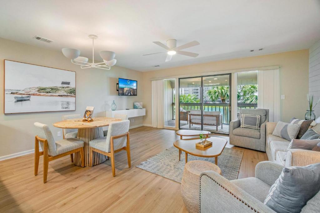 德斯坦Seascape Boardwalk Villa 277的带沙发和桌子的客厅