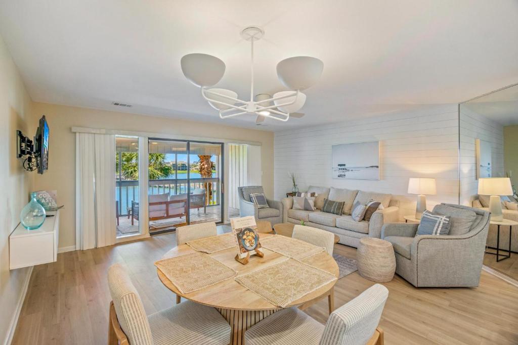 德斯坦Seascape Boardwalk Villa 277的带桌子和沙发的客厅