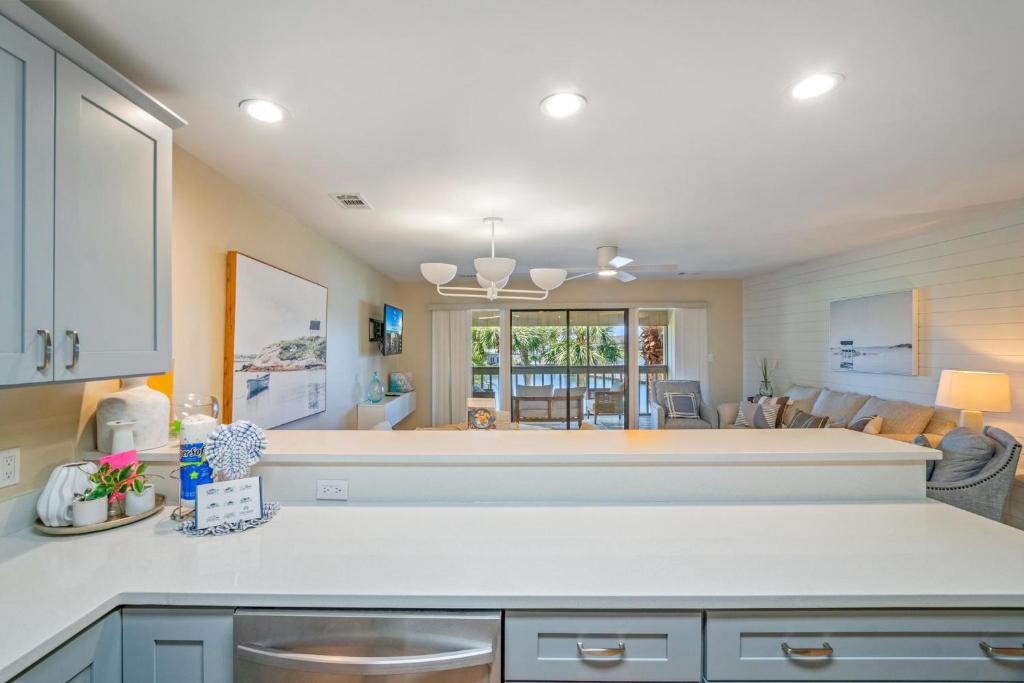 德斯坦Seascape Boardwalk Villa 277的带柜台的厨房和客厅