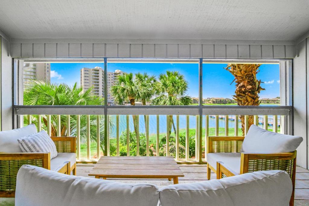Seascape Boardwalk Villa 277的阳台或露台