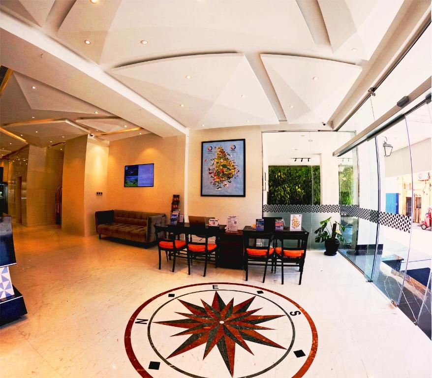 科伦坡Fairway Colombo - Sri Lanka&#39;s First Hotel With Robot Technology的大堂设有用餐室和桌子