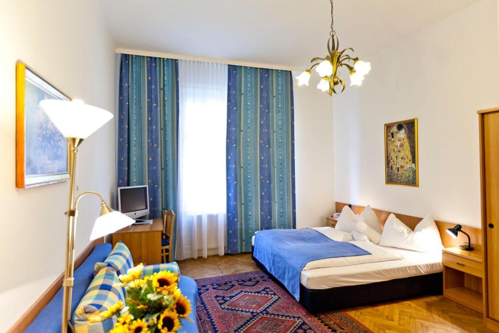 维也纳布莱克曼酒店的酒店客房,配有床和沙发
