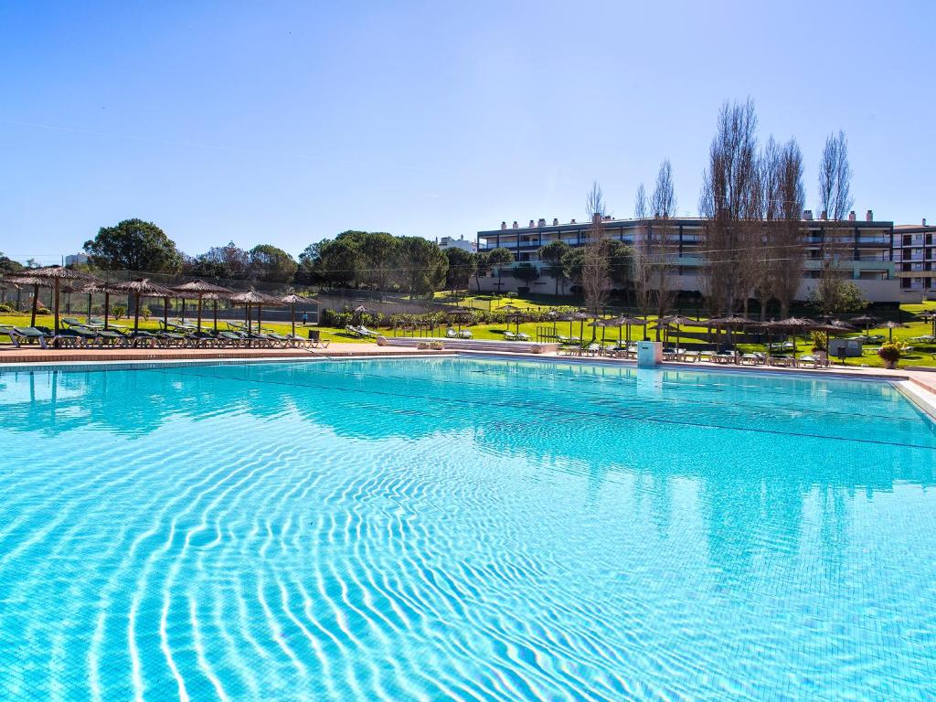 拉戈斯维塔索公园酒店的大楼前的蓝色海水大型游泳池