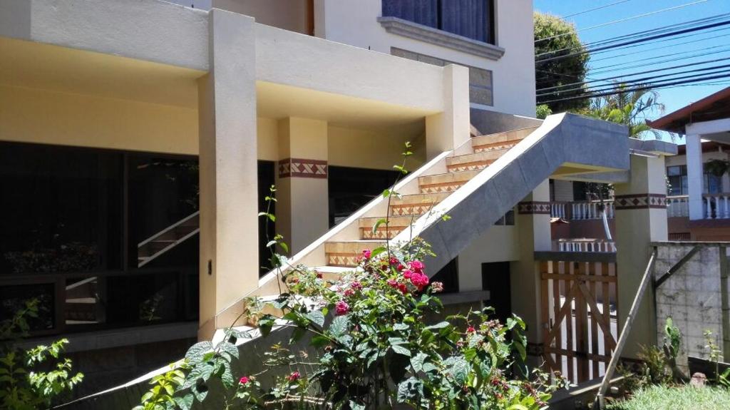 埃雷迪亚莫拉达坎波什旅馆的前面有楼梯和鲜花的房子