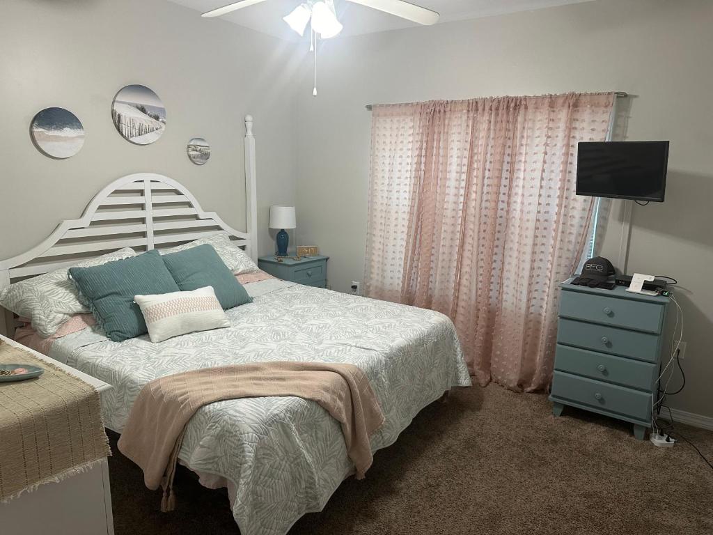 Beautiful Two Bedroom, Two Bathroom First Floor Condo in Gulf Shores!客房内的一张或多张床位