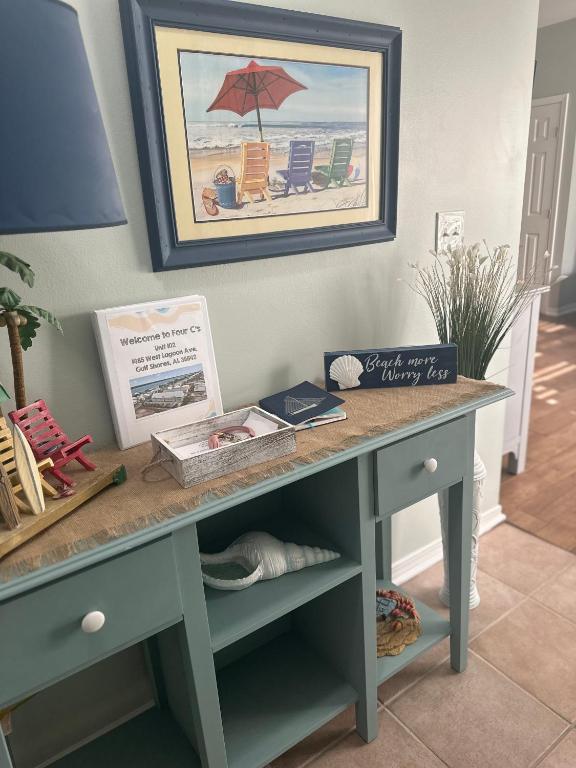 格尔夫海岸Beautiful Two Bedroom, Two Bathroom First Floor Condo in Gulf Shores!的房间里的一张桌子上有一张海滩的照片