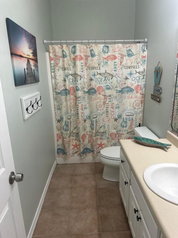 Beautiful Two Bedroom, Two Bathroom First Floor Condo in Gulf Shores!的一间浴室
