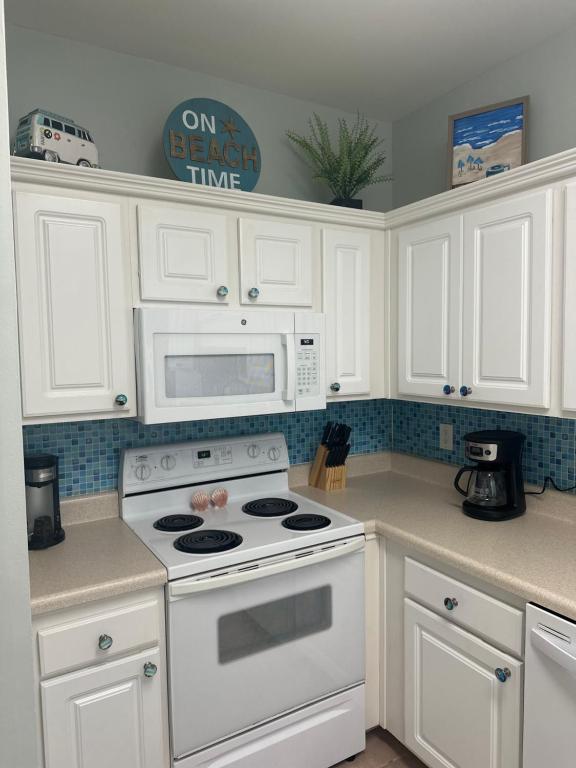 Beautiful Two Bedroom, Two Bathroom First Floor Condo in Gulf Shores!的厨房或小厨房
