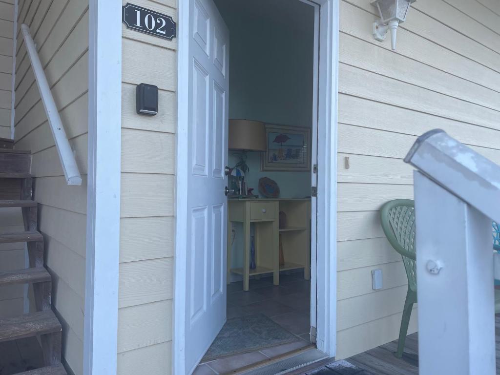 格尔夫海岸Beautiful Two Bedroom, Two Bathroom First Floor Condo in Gulf Shores!的通往带书桌的房间的门