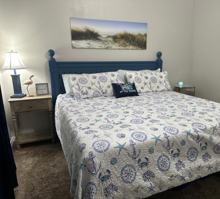 Beautiful Two Bedroom, Two Bathroom First Floor Condo in Gulf Shores!客房内的一张或多张床位