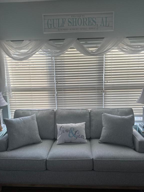 格尔夫海岸Beautiful Two Bedroom, Two Bathroom First Floor Condo in Gulf Shores!的客厅里配有带枕头的沙发