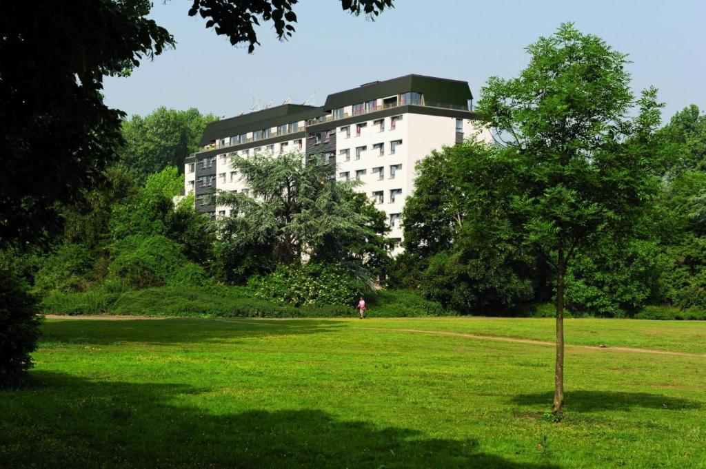 科隆科隆 - 瑞尔城市青年旅舍的公园中间有树的建筑物