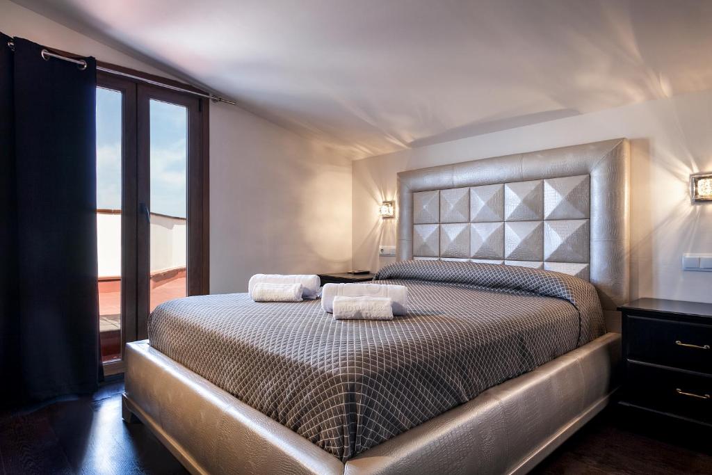 罗萨斯蒙特马尔酒店的一间卧室配有一张床,上面有两条毛巾