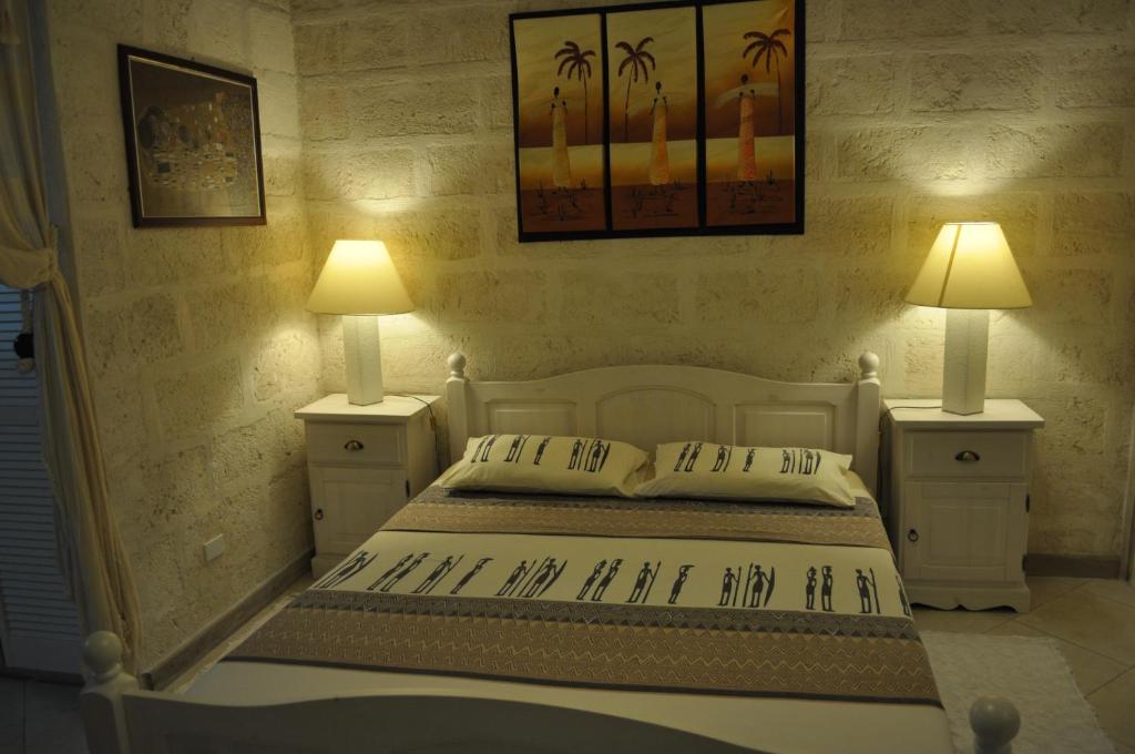 基督教堂市White Coconut Studio的一间卧室配有一张床和两张台灯。