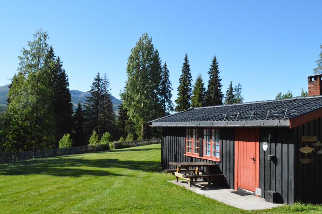 特吕西尔特吕西尔黑特格兰德山林小屋的草上用长凳的黑红色棚子
