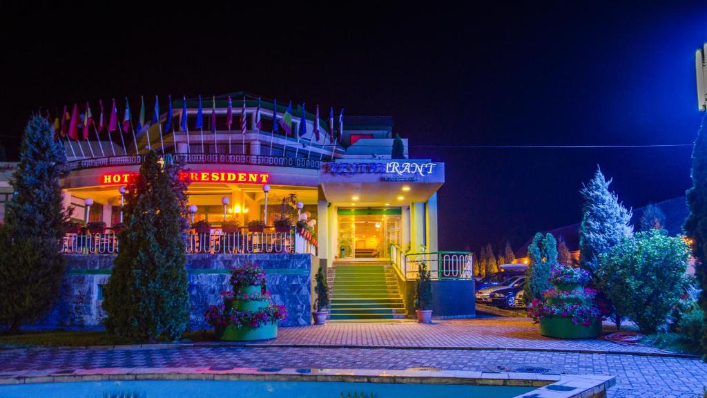 阿拉德总统酒店的前面有 ⁇ 虹灯标志的餐厅