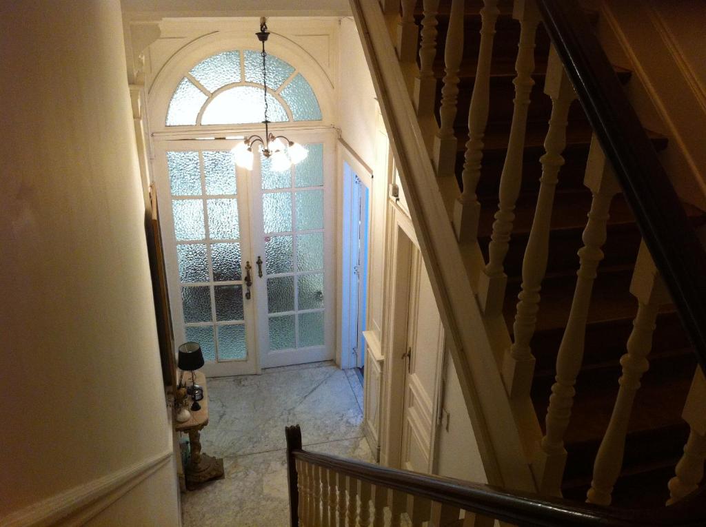 布鲁塞尔18号酒店的走廊上设有楼梯、窗户和门